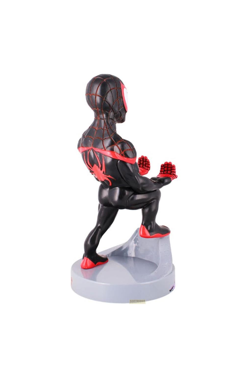 Statua di Miles Morales come Spider-Man in nero con accenti rossi su base grigia.