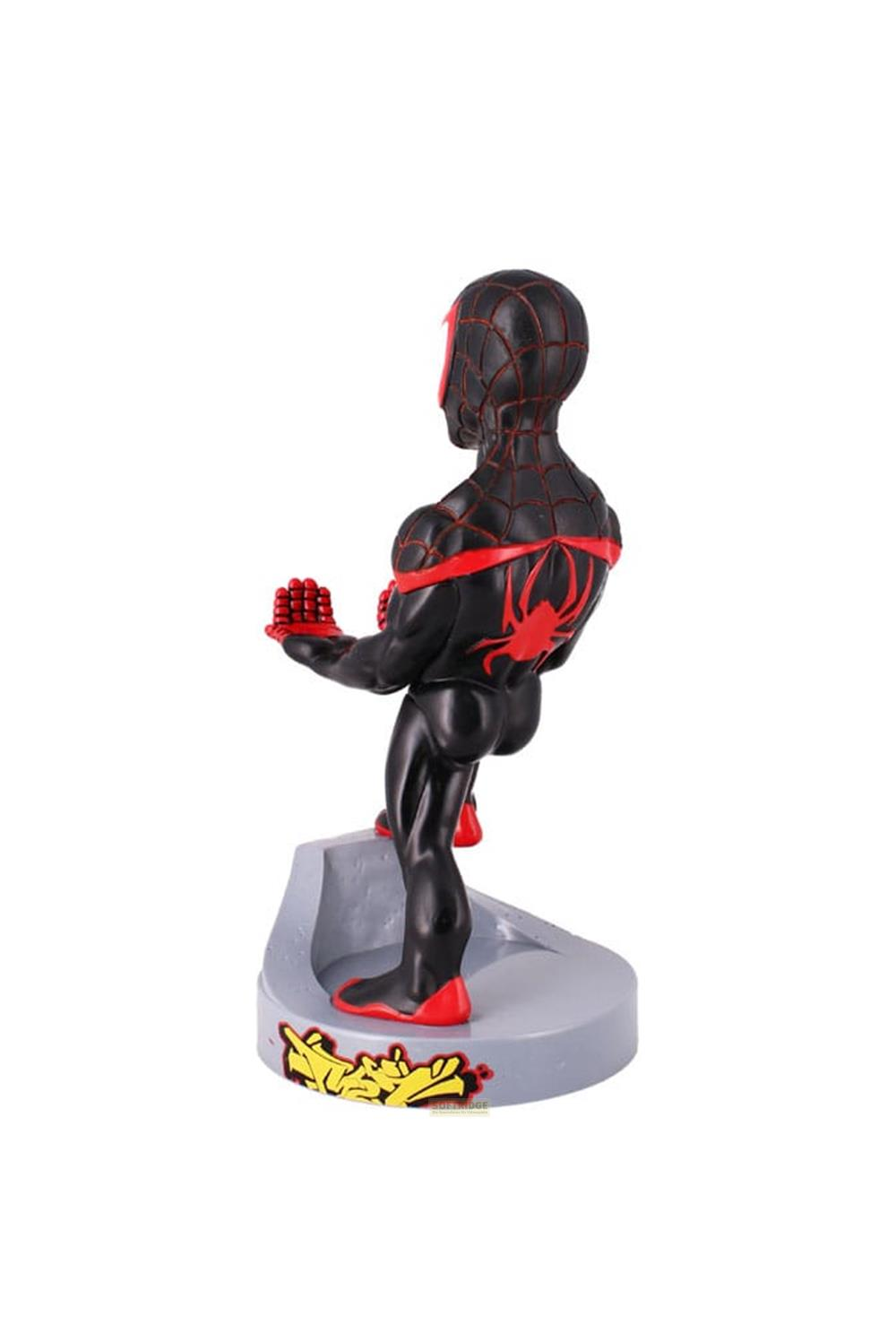 Figura di Miles Morales in nero e rosso su base grigia con graffiti.