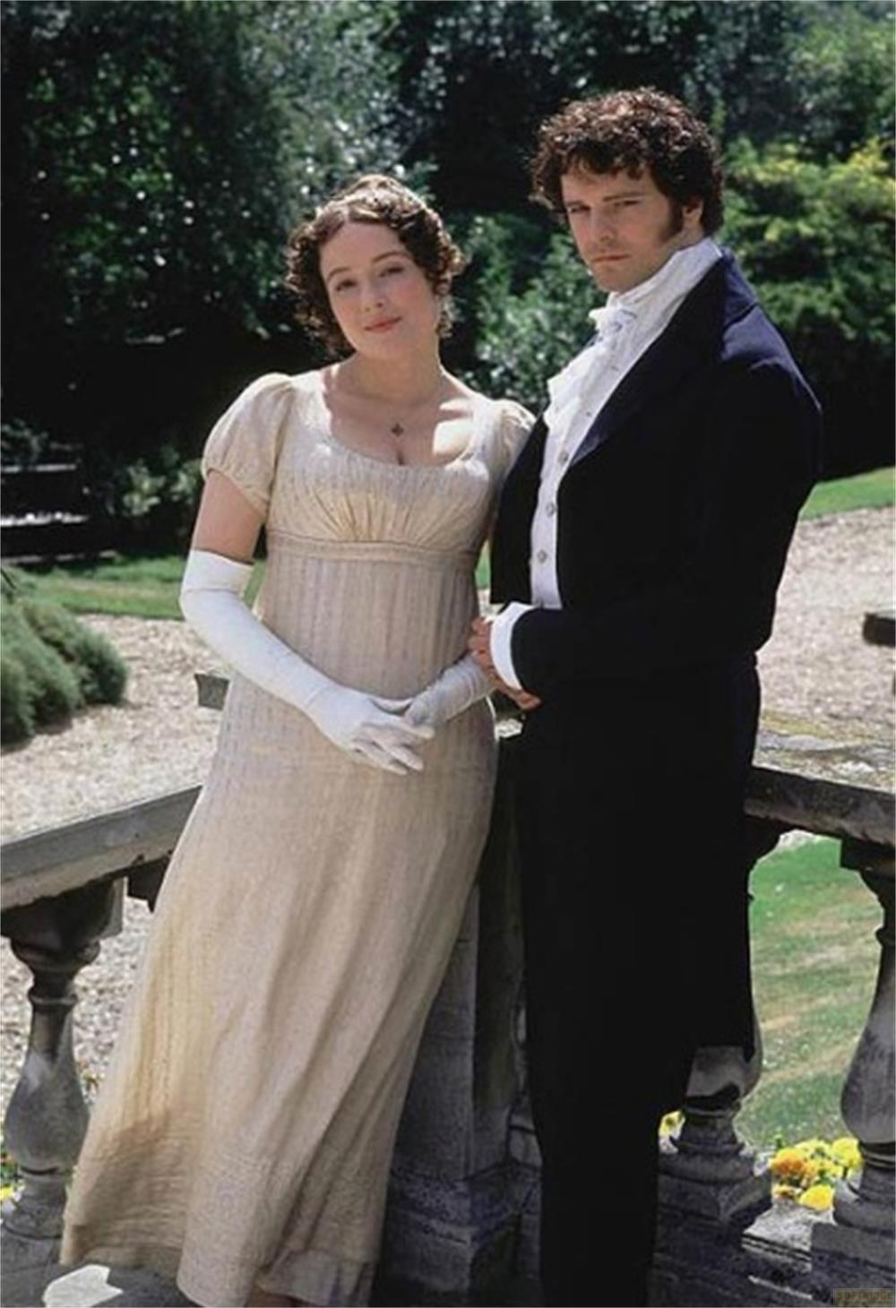 Un homme en redingote noire et une femme en robe claire se tiennent.