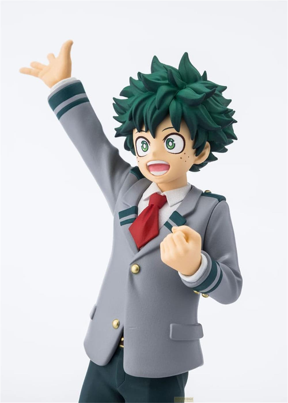 Figura de anime de un niño de pelo verde con traje gris y corbata roja.