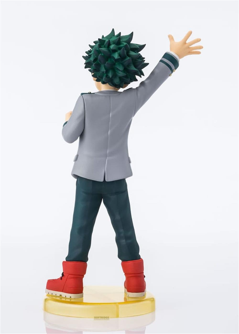 Figura de pelo verde, chaqueta gris y botas rojas sobre base amarilla.