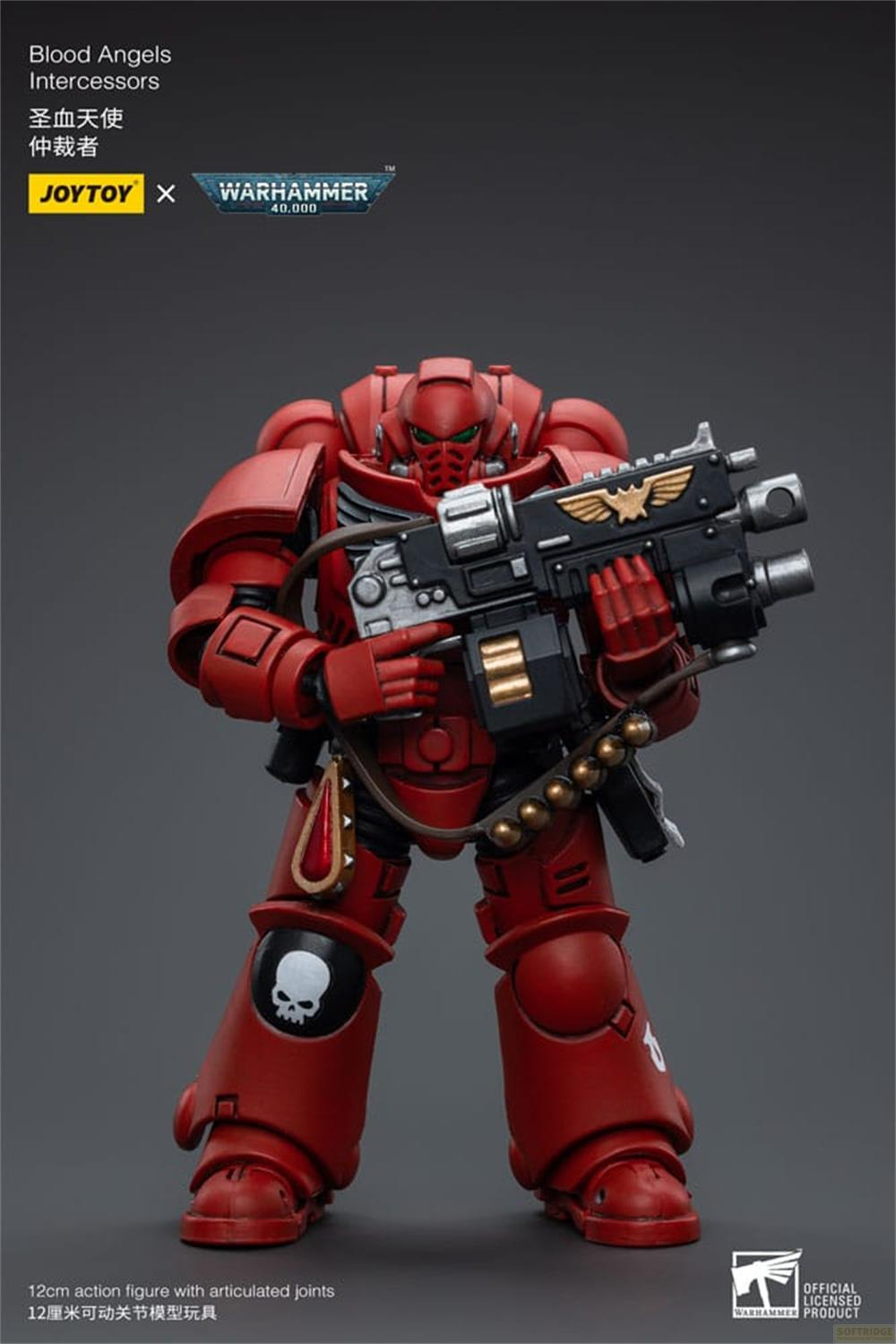 Czerwony Intercessor z Warhammer 40K trzymający broń.
