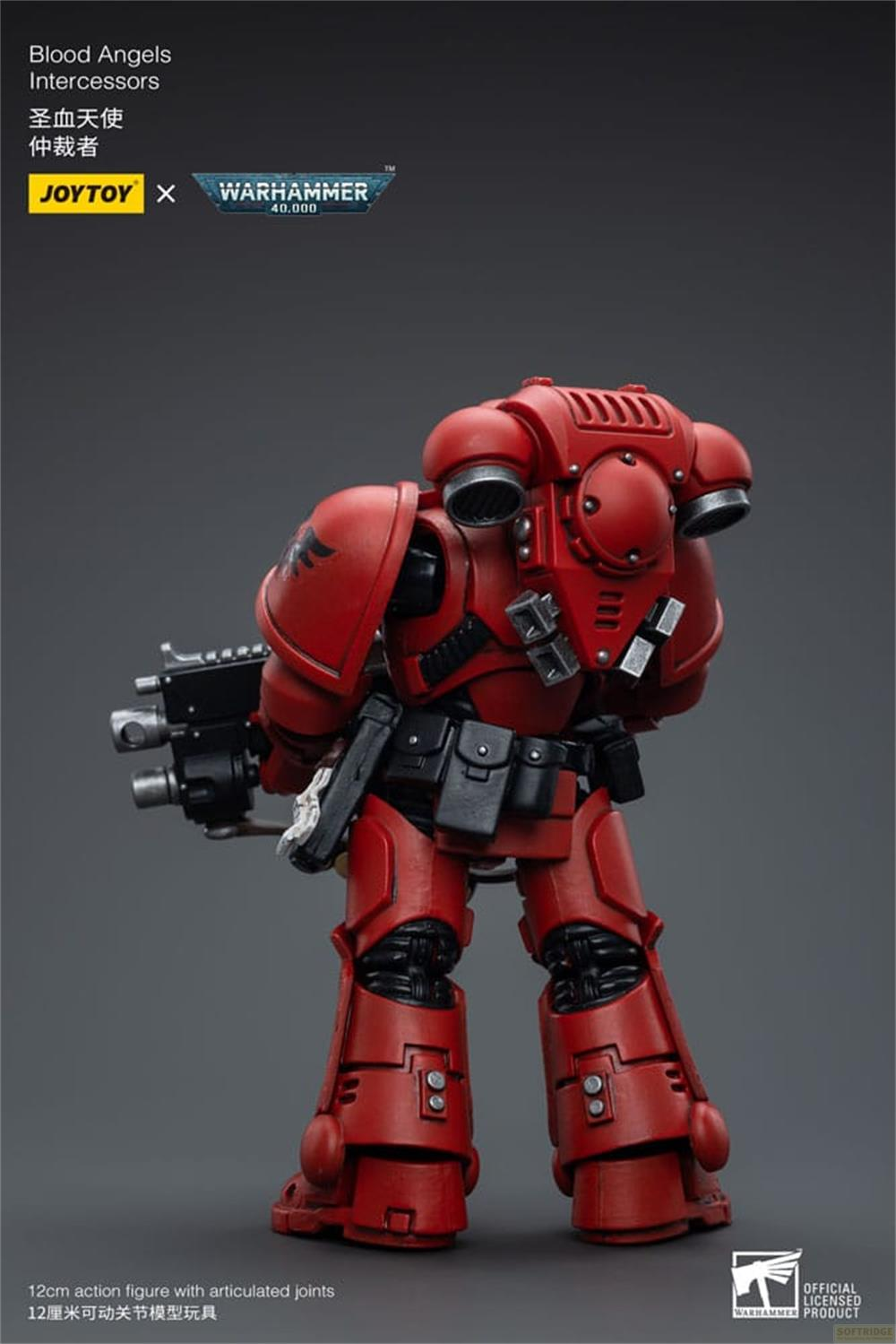 Czerwona figurka Space Marine z bronią, styl Warhammer 40.000.