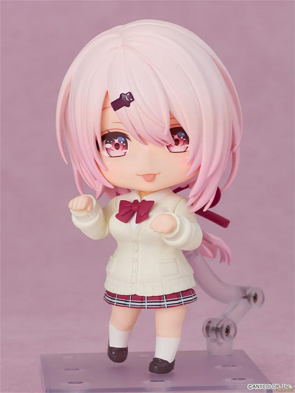 Una figura anime con capelli rosa indossa un'uniforme scolastica e un papillon rosso.