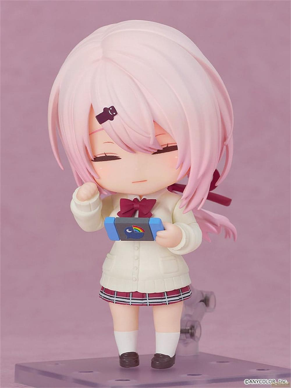 Figura con capelli rosa tiene un dispositivo da gioco blu con design di balena arcobaleno.