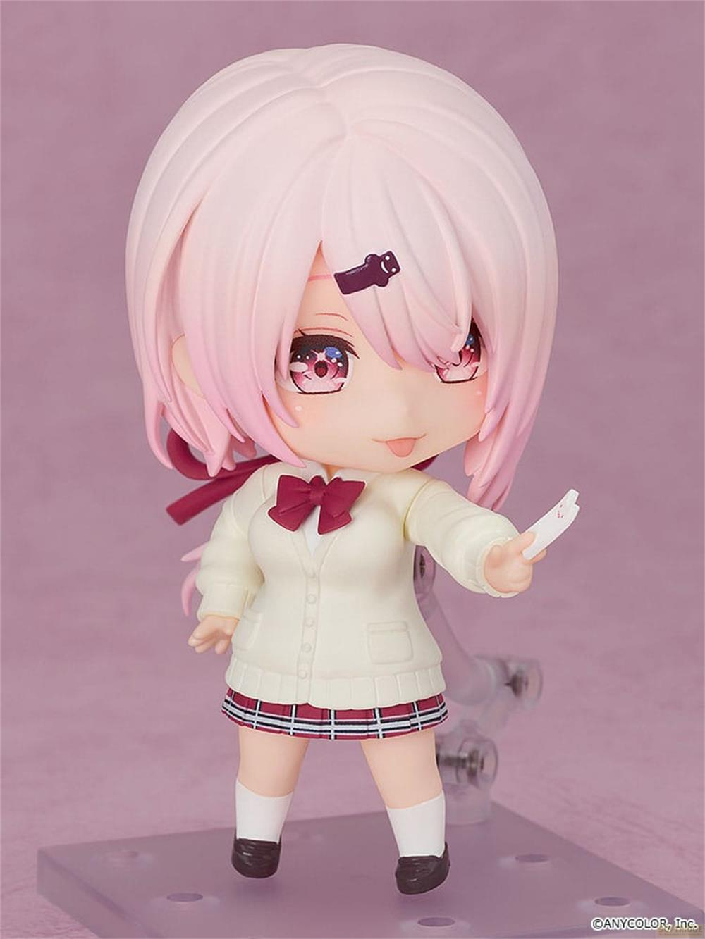 Una figura anime con capelli rosa, indossa un cardigan bianco e una gonna a quadri.