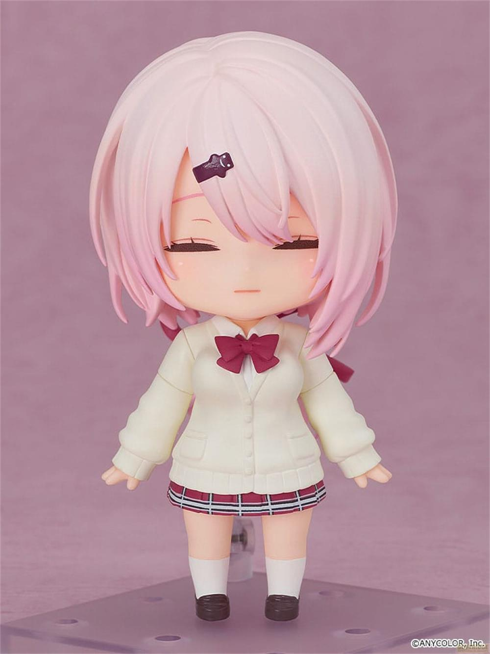 Una figura con capelli rosa e uniforme scolastica si erge su sfondo viola.
