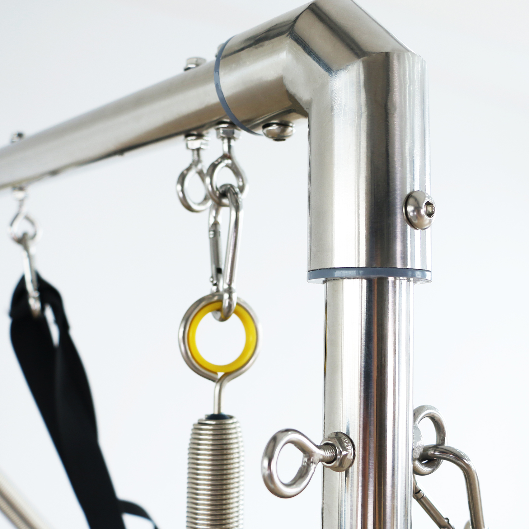 Metallrahmen mit Federn, Ringen und Gurten, Pilates-Gerät.