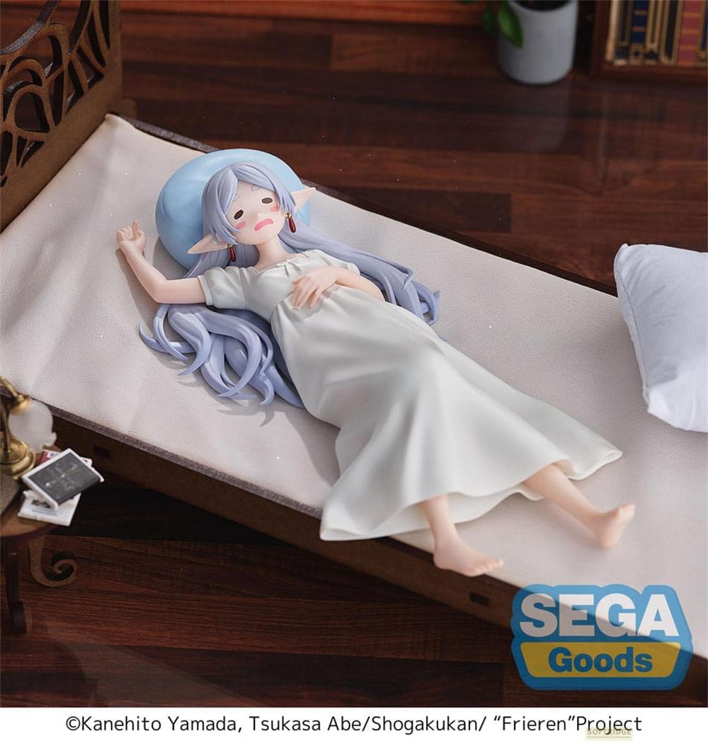 Eine Anime-Figur mit blauem Haar liegt auf einem Bett, trägt ein weißes Kleid.