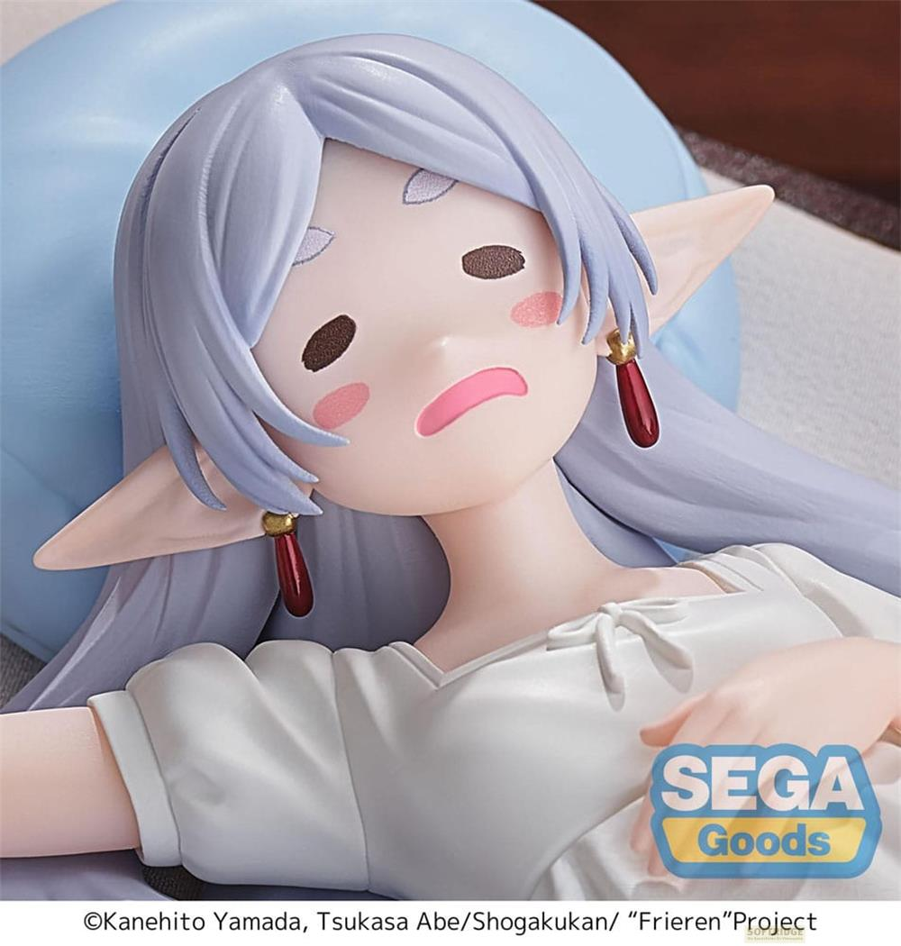 Eine weiße Anime-Figur mit Elfenohren liegt mit traurigem Gesichtsausdruck auf einem blauen Kissen.