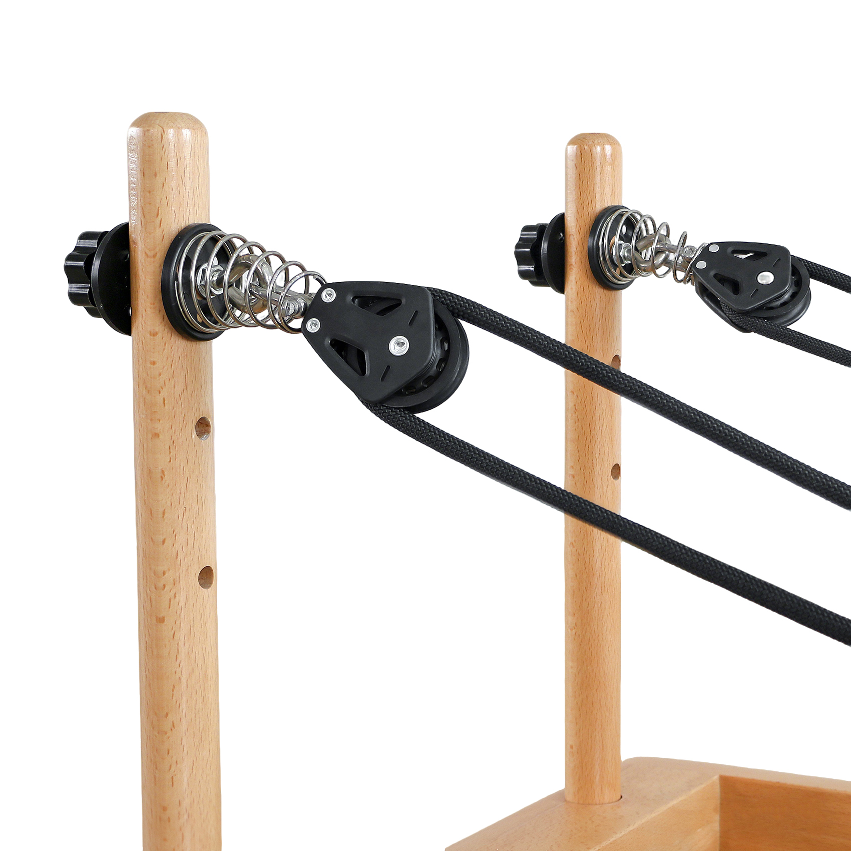 Holzständer mit Seilrollen, Federn und schwarzen Seilen