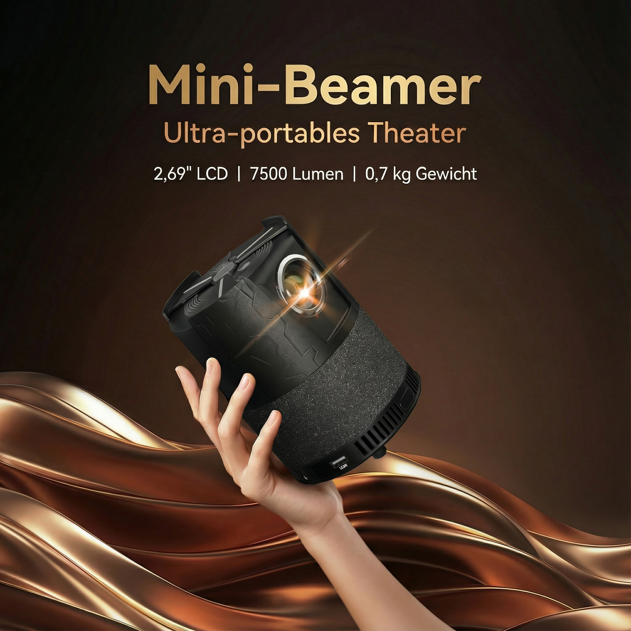 Eine Hand hält einen schwarzen Mini-Beamer mit glänzenden Akzenten.