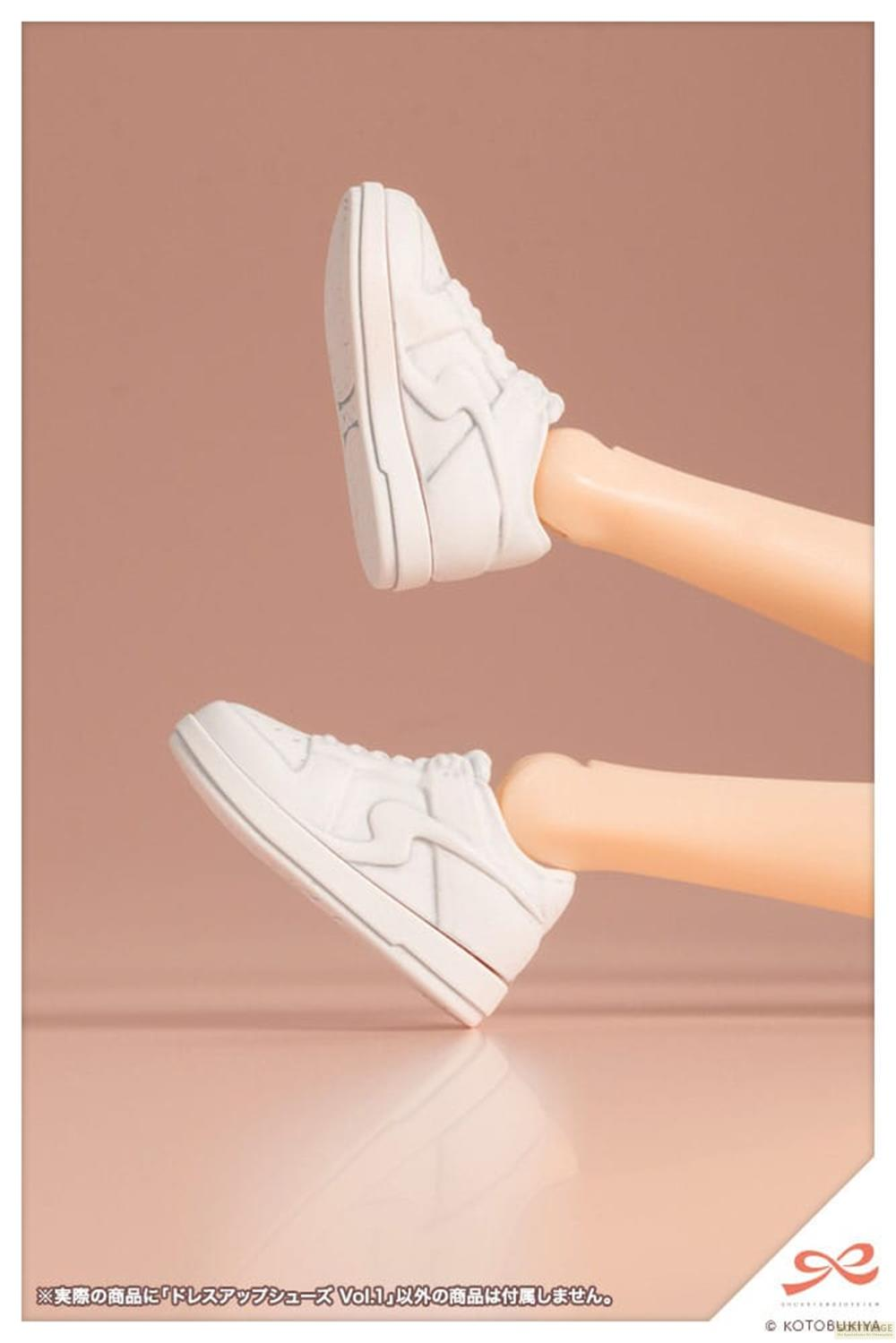 Zwei weiße Sneaker, die an menschlichen Beinen befestigt sind, vor einem braunen Hintergrund.