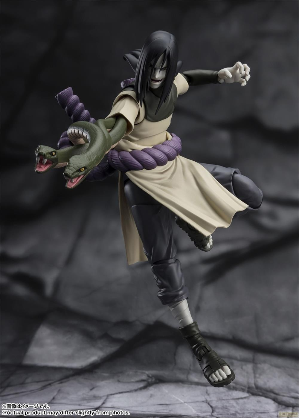 Eine Actionfigur von Orochimaru mit zwei Schlangen, die sich um seinen Arm winden.