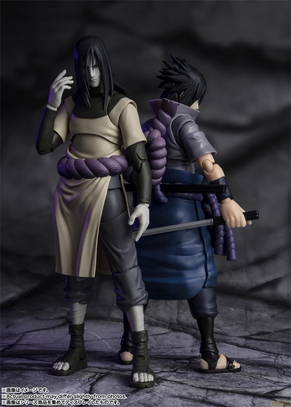 Zwei Actionfiguren: Orochimaru und Sasuke stehen Rücken an Rücken.