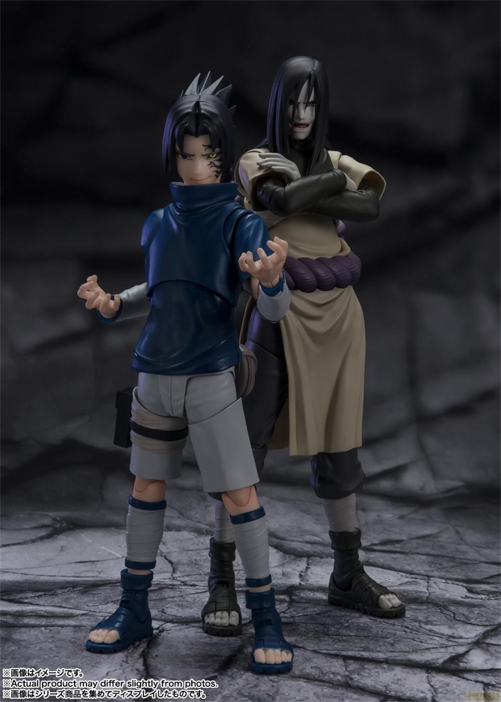 Zwei Actionfiguren, Sasuke und Orochimaru, stehen vor einem dunklen Hintergrund.