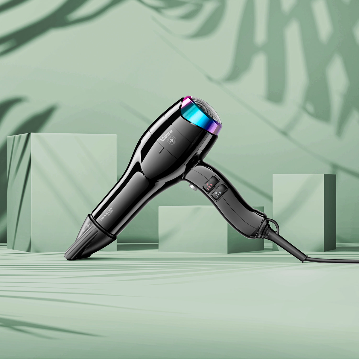 Czarna suszarka do włosów z kolorowymi diodami LED, na postumencie z grą cieni.