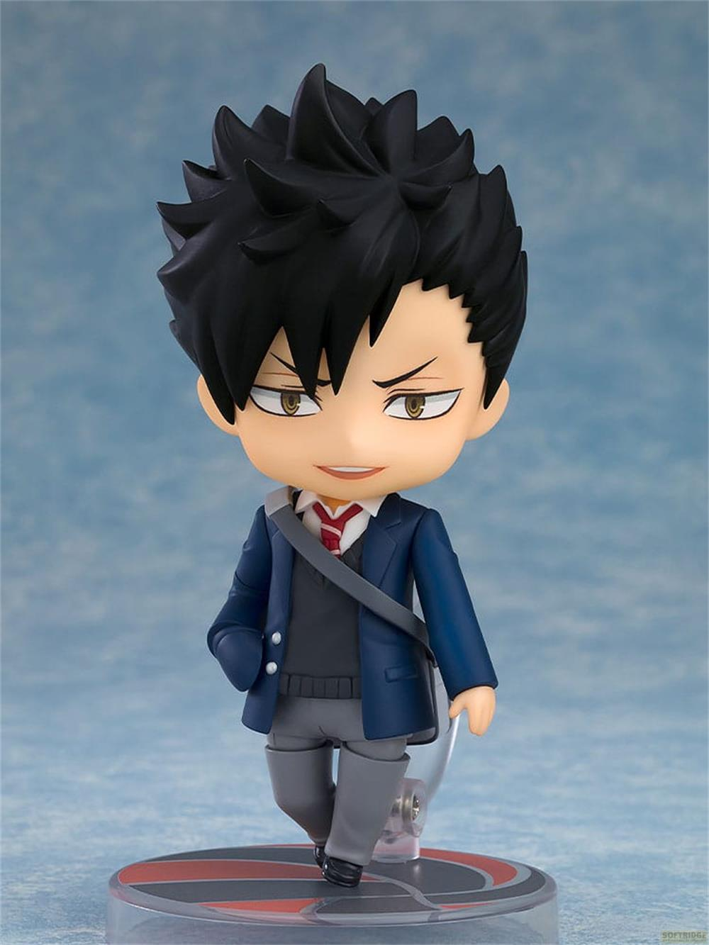 Figura de anime de un chico con pelo negro, chaqueta azul, chaleco y corbata.