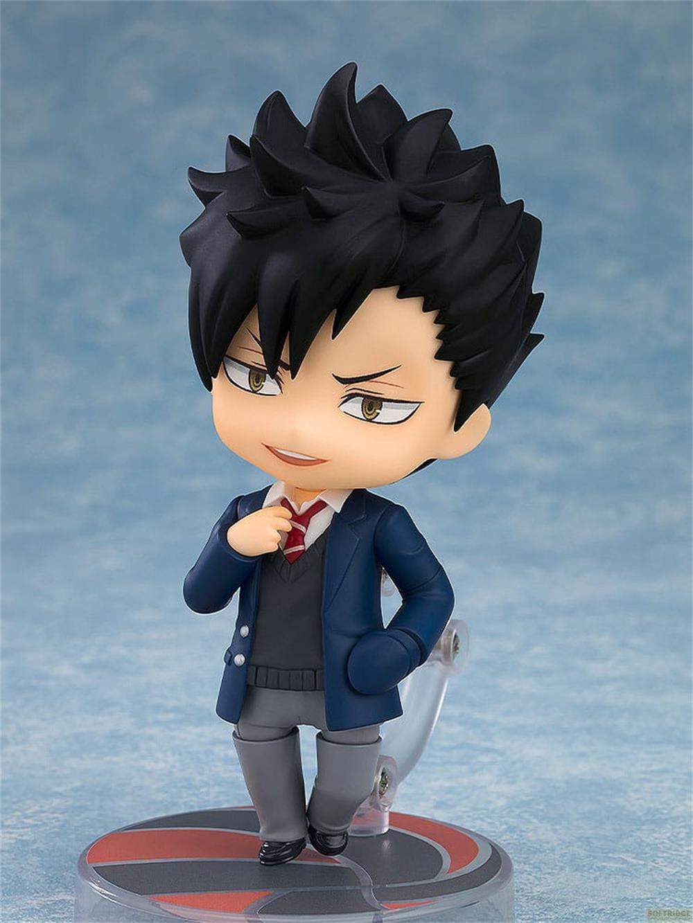 Una figura de anime con pelo negro, chaqueta azul, suéter gris y corbata roja.