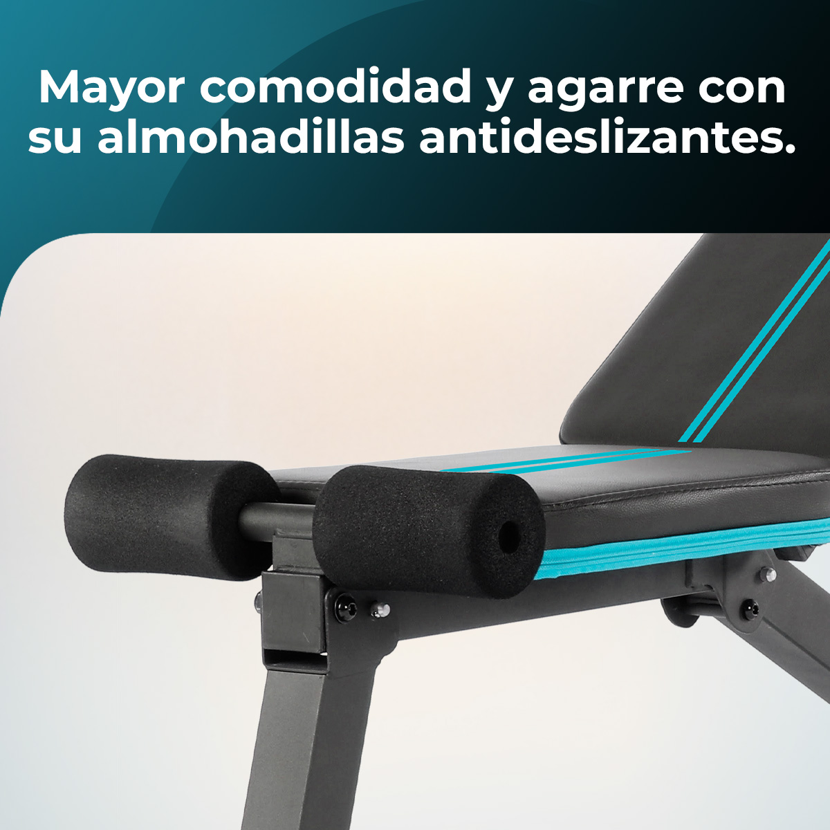 Un asiento de banco de pesas negro con rayas azules y rodillos negros acolchados.