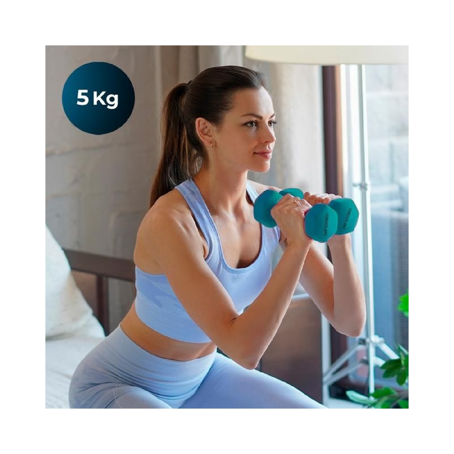 Una donna in abbigliamento sportivo solleva due manubri turchini da 5 kg.