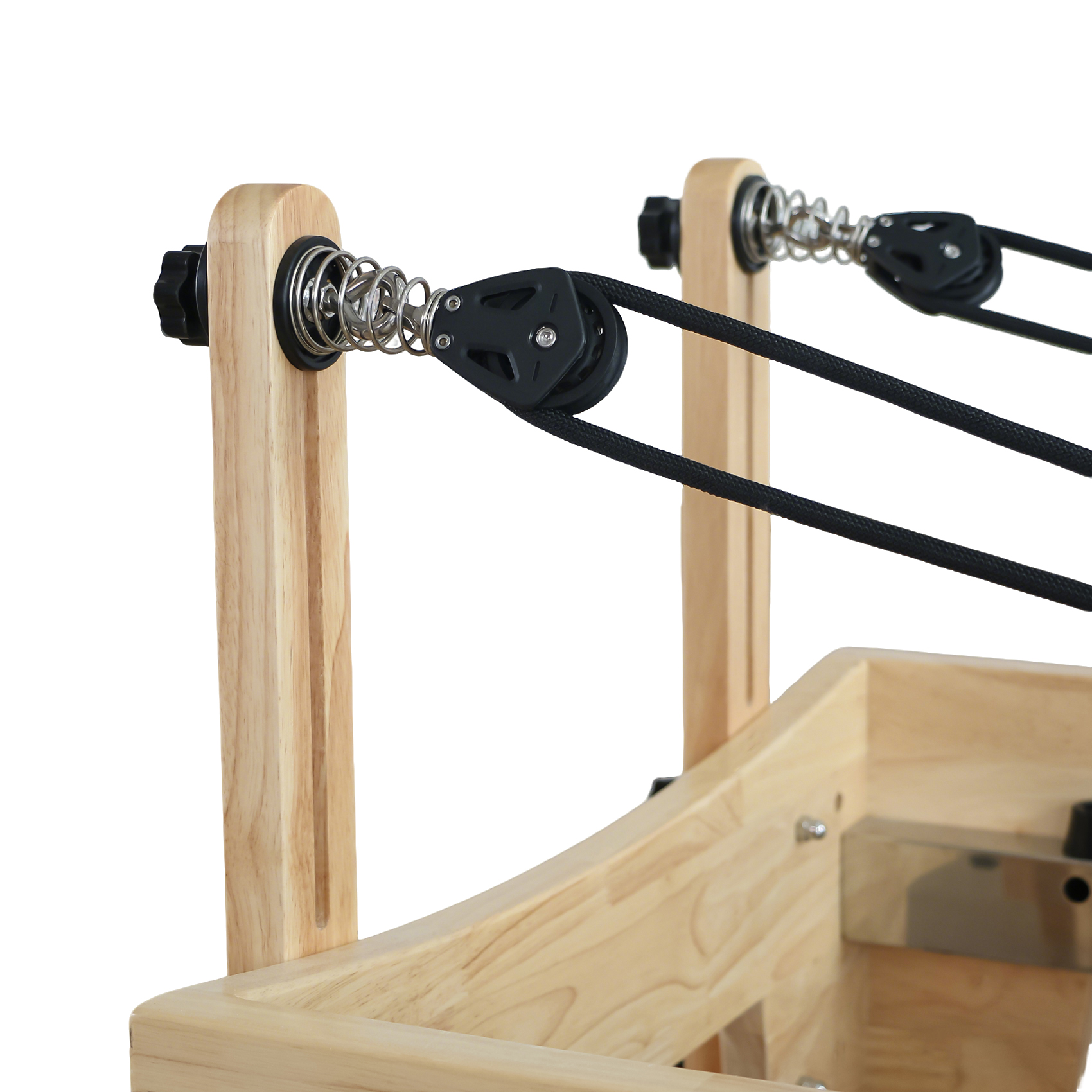 Holzrahmen mit schwarzen Seilen, Federn und Rollen, Studioausrüstung.