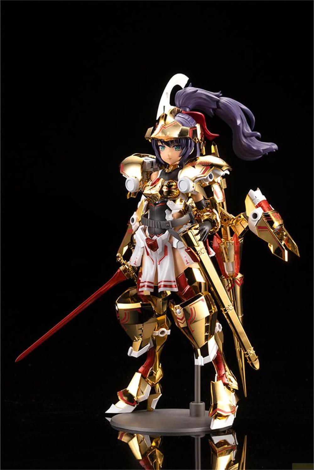 Figurine guerrière anime dorée avec épée et bouclier