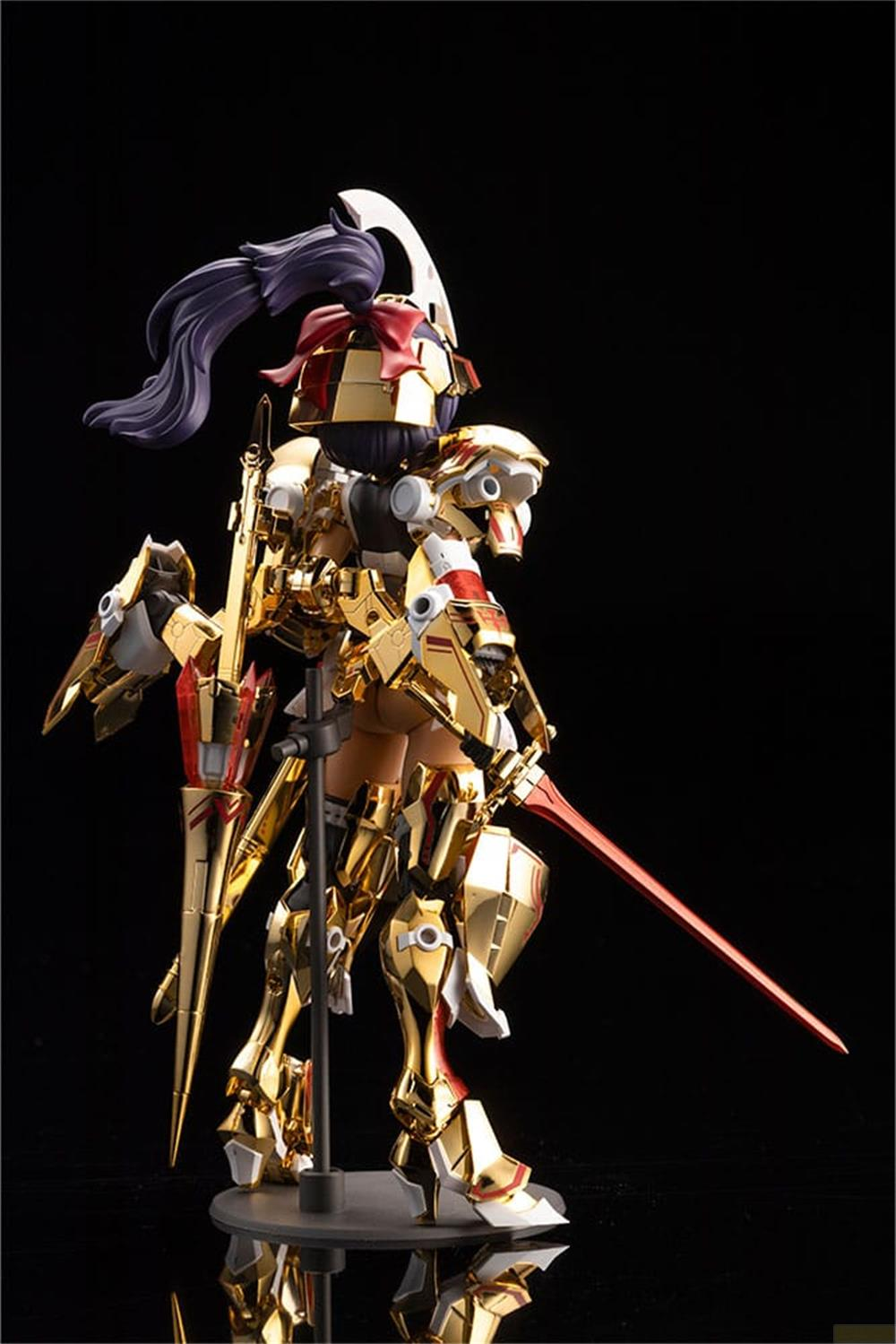 Une figurine d'anime dorée aux cheveux violets tenant une épée rouge.
