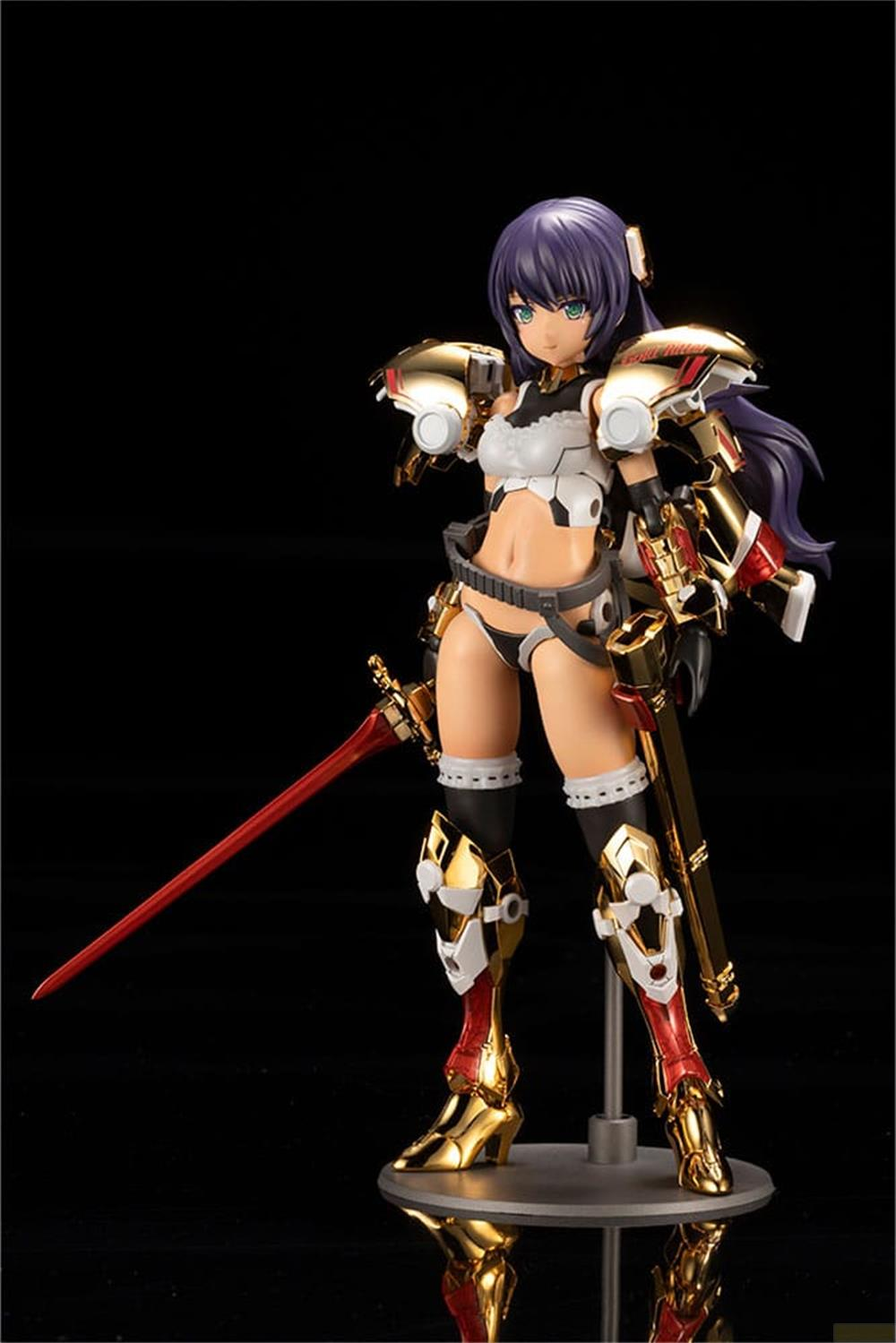 Une figure féminine aux cheveux violets, armure dorée et épée rouge.