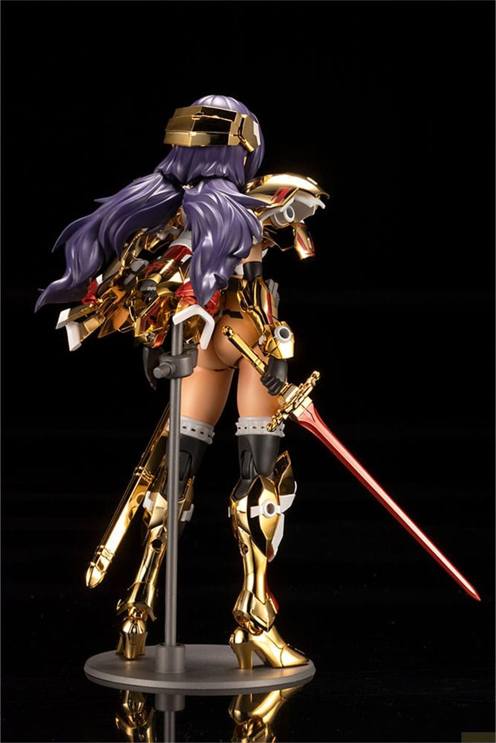 Une figurine féminine en armure dorée, cheveux violets, tenant une épée rouge.