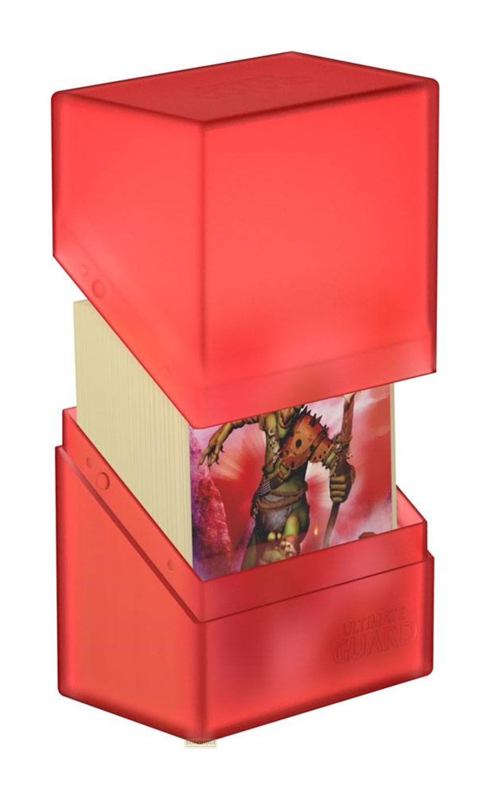 Boîte rouge pour jeux de cartes, couvercle ouvert. Une carte de monstre verte est visible.