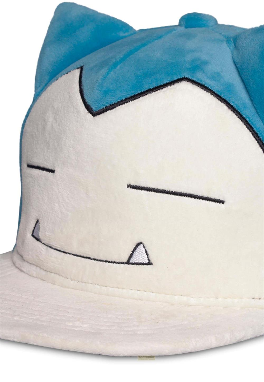 Eine blaue und weiße Snorlax-Kappe mit aufgestickten Augen und Mund.
