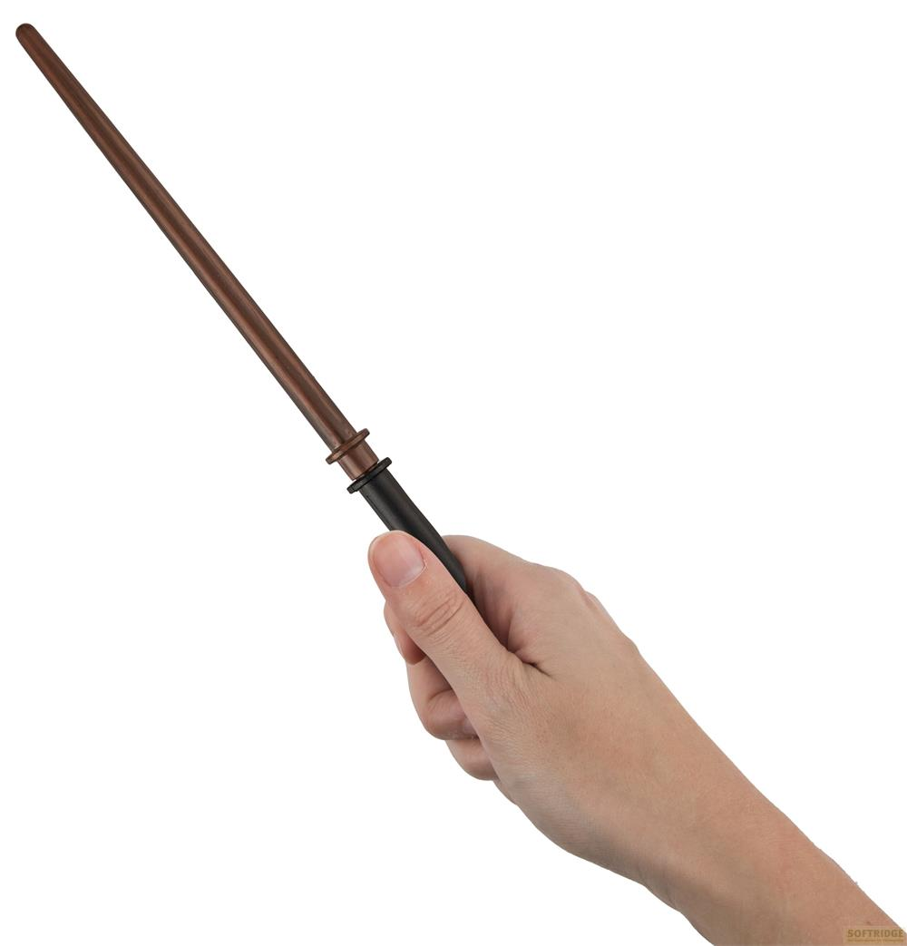 Eine Hand hält einen braunen Zauberstab mit schwarzem Griff.