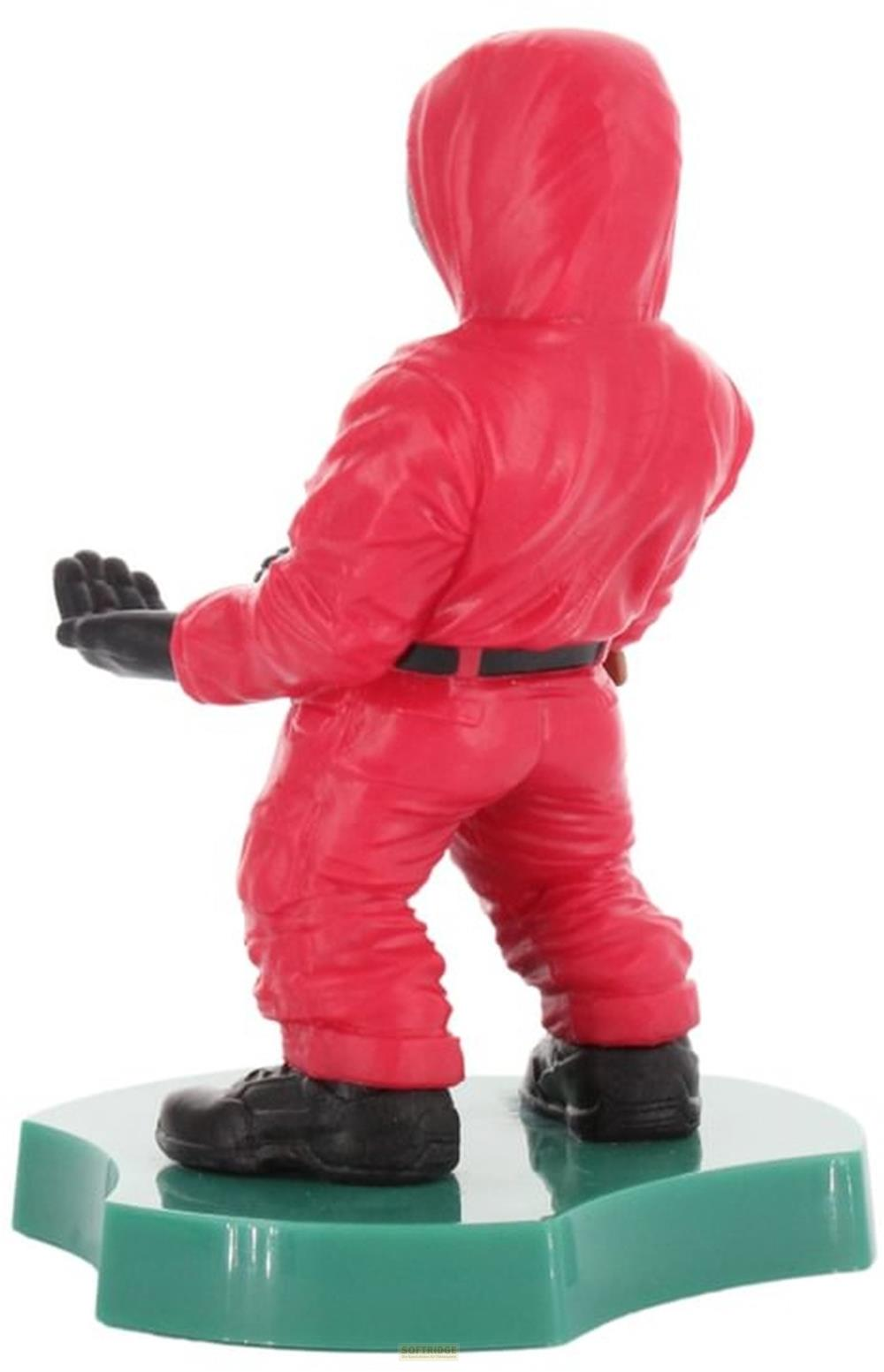 Eine Figur im roten Overall mit schwarzen Handschuhen steht auf grünem Sockel.