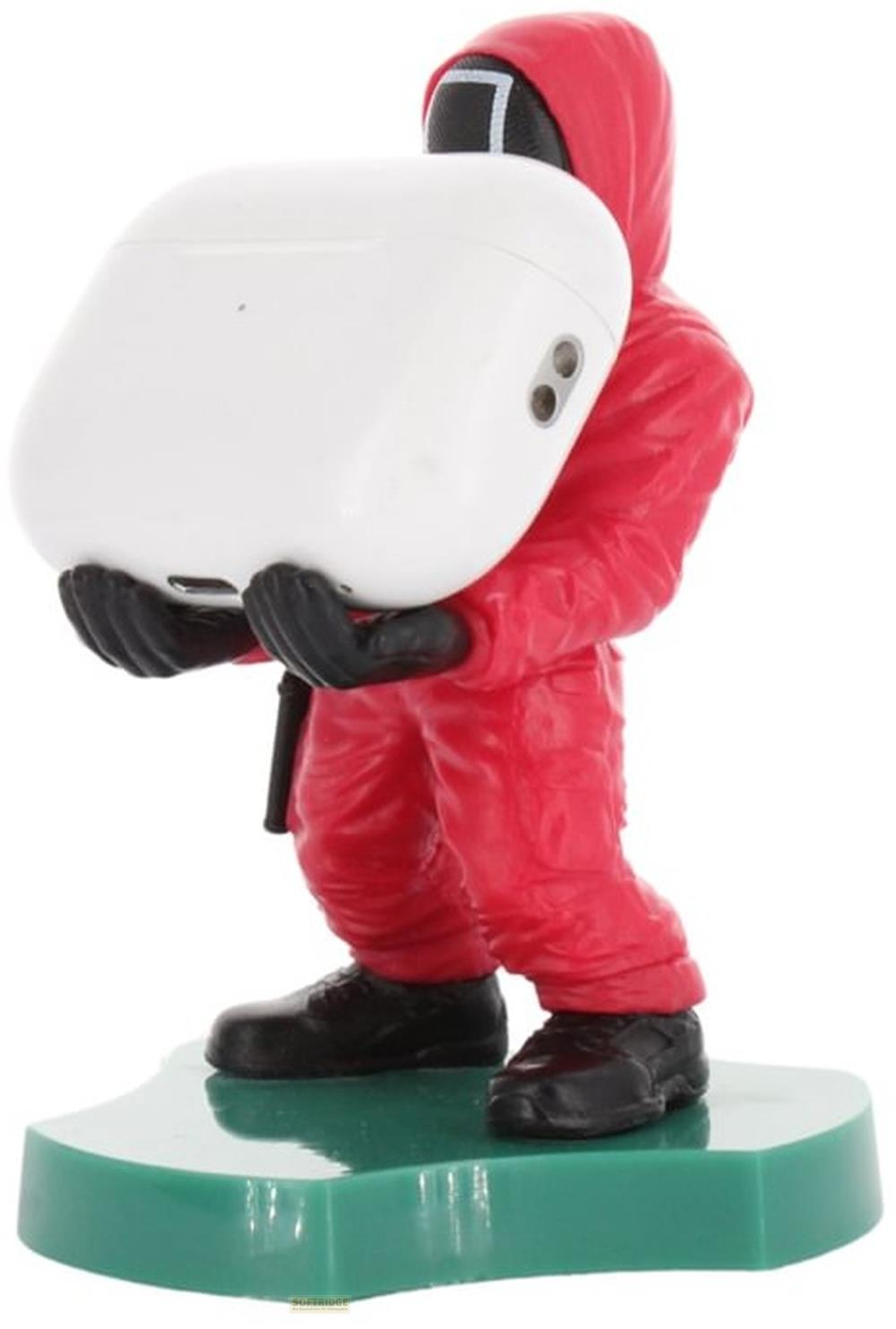 Figur in rotem Anzug mit schwarzer Maske trägt weiße Kopfhörerbox.
