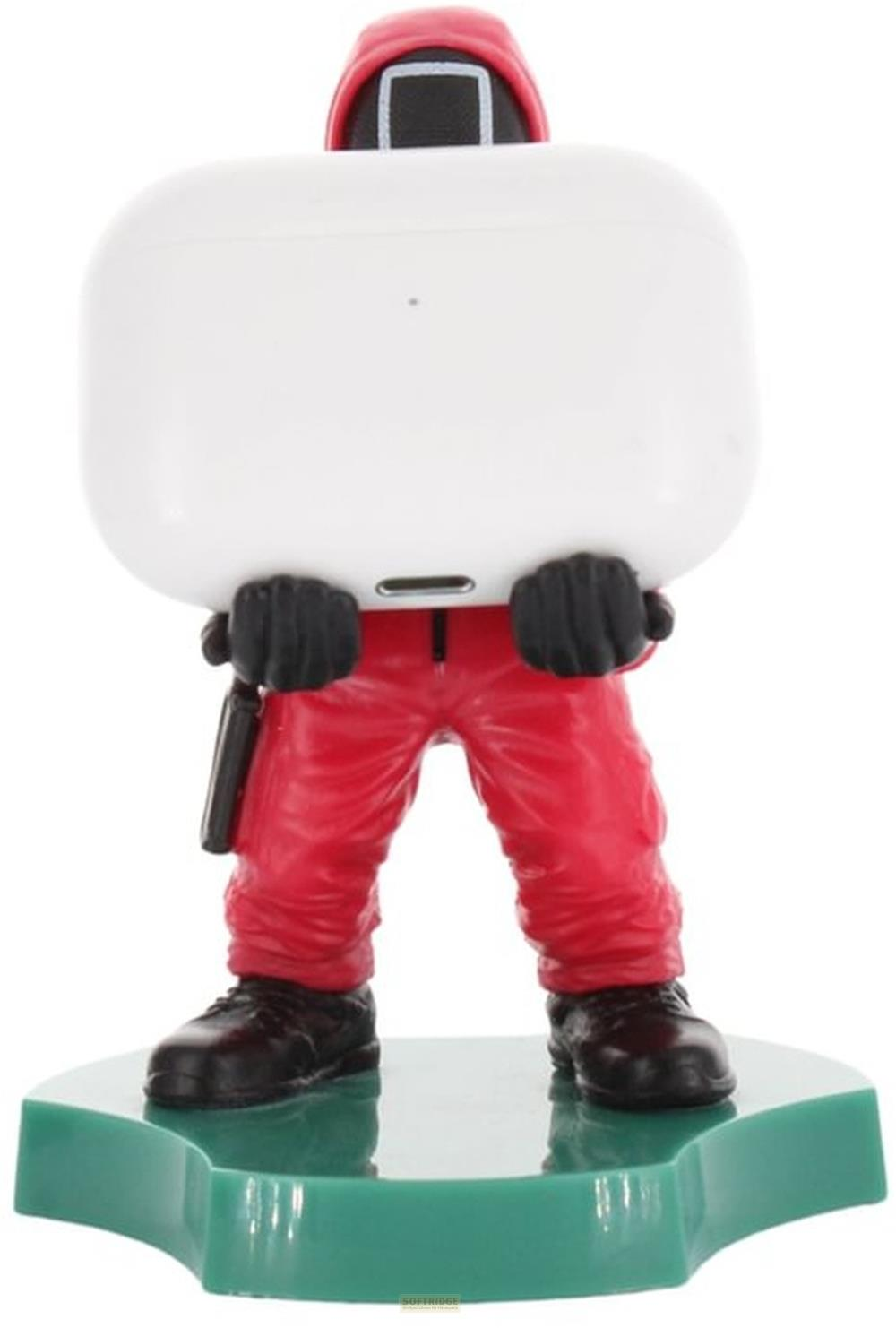 Figur in rotem Anzug mit schwarzer Maske hält weiße Kopfhörerhülle auf grünem Sockel.