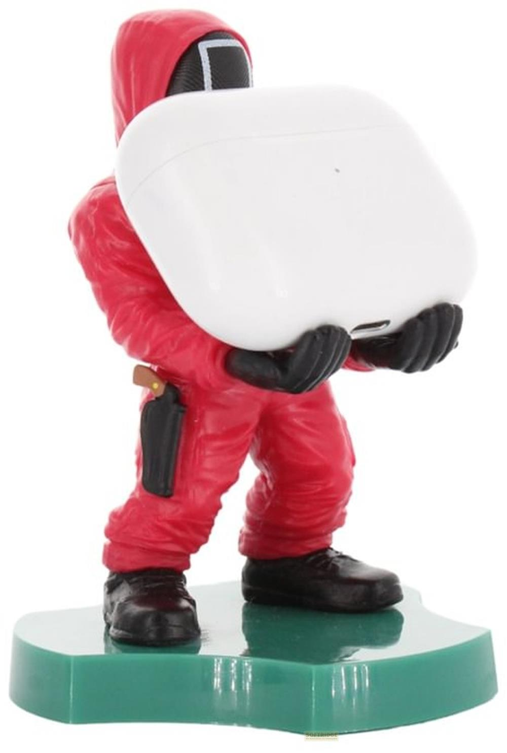 Figur in rotem Anzug mit schwarzer Maske hält weiße Hülle.