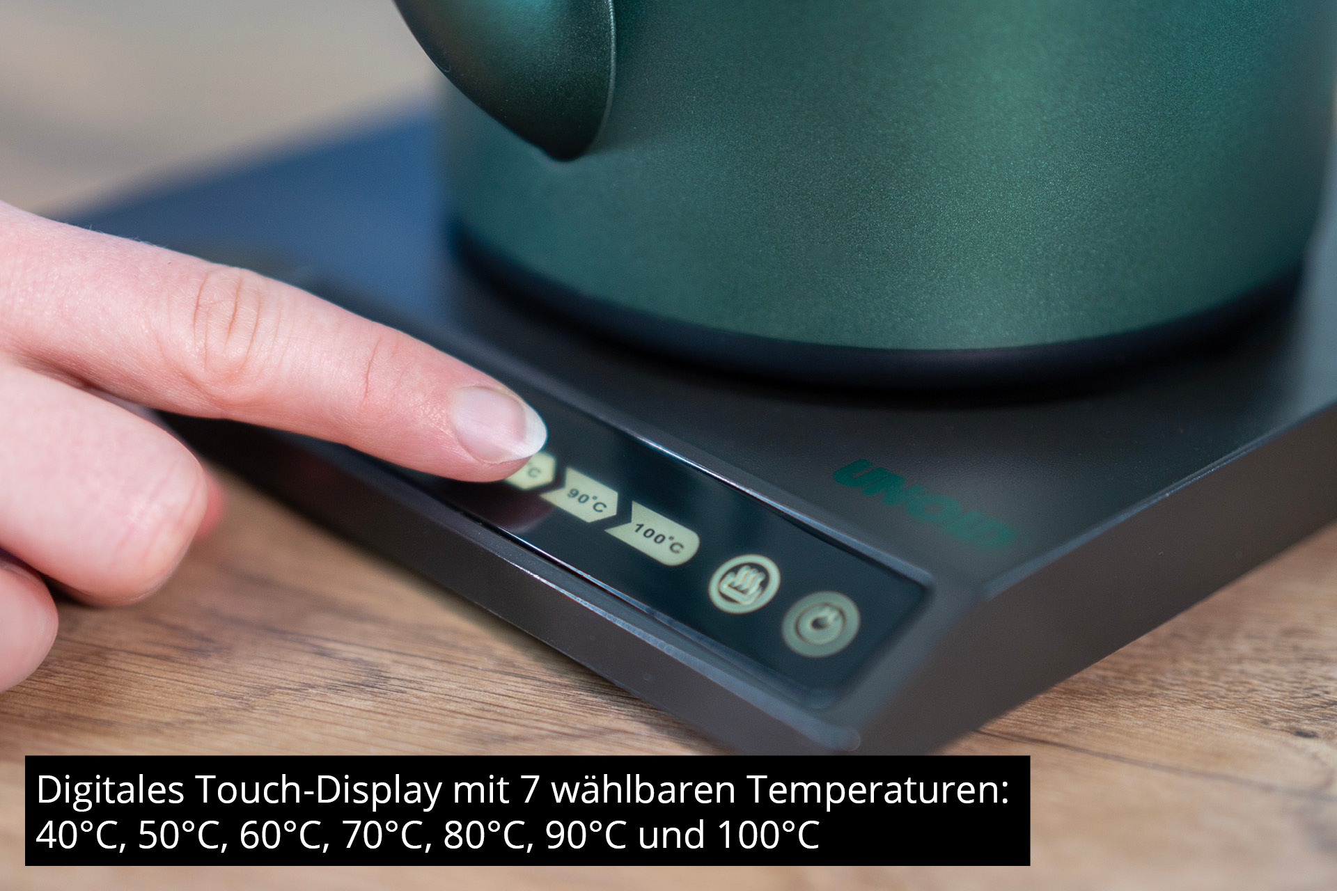 Doigt appuie sur écran tactile de bouilloire avec réglages de température.