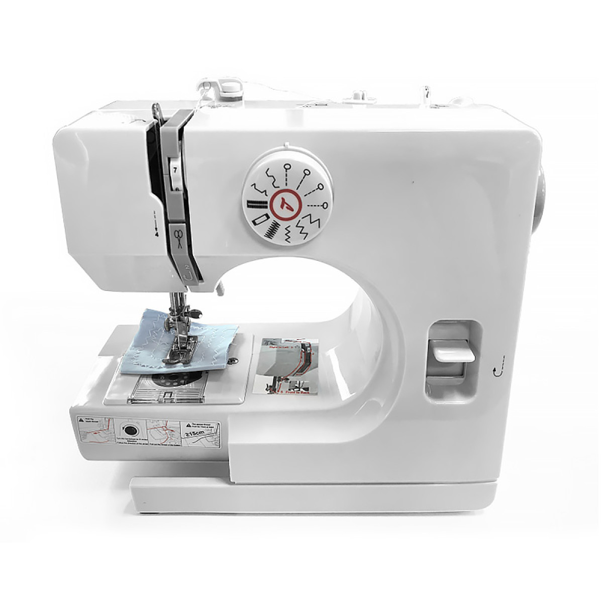 Biała maszyna do szycia z kawałkiem niebieskiej tkaniny pod igłą.