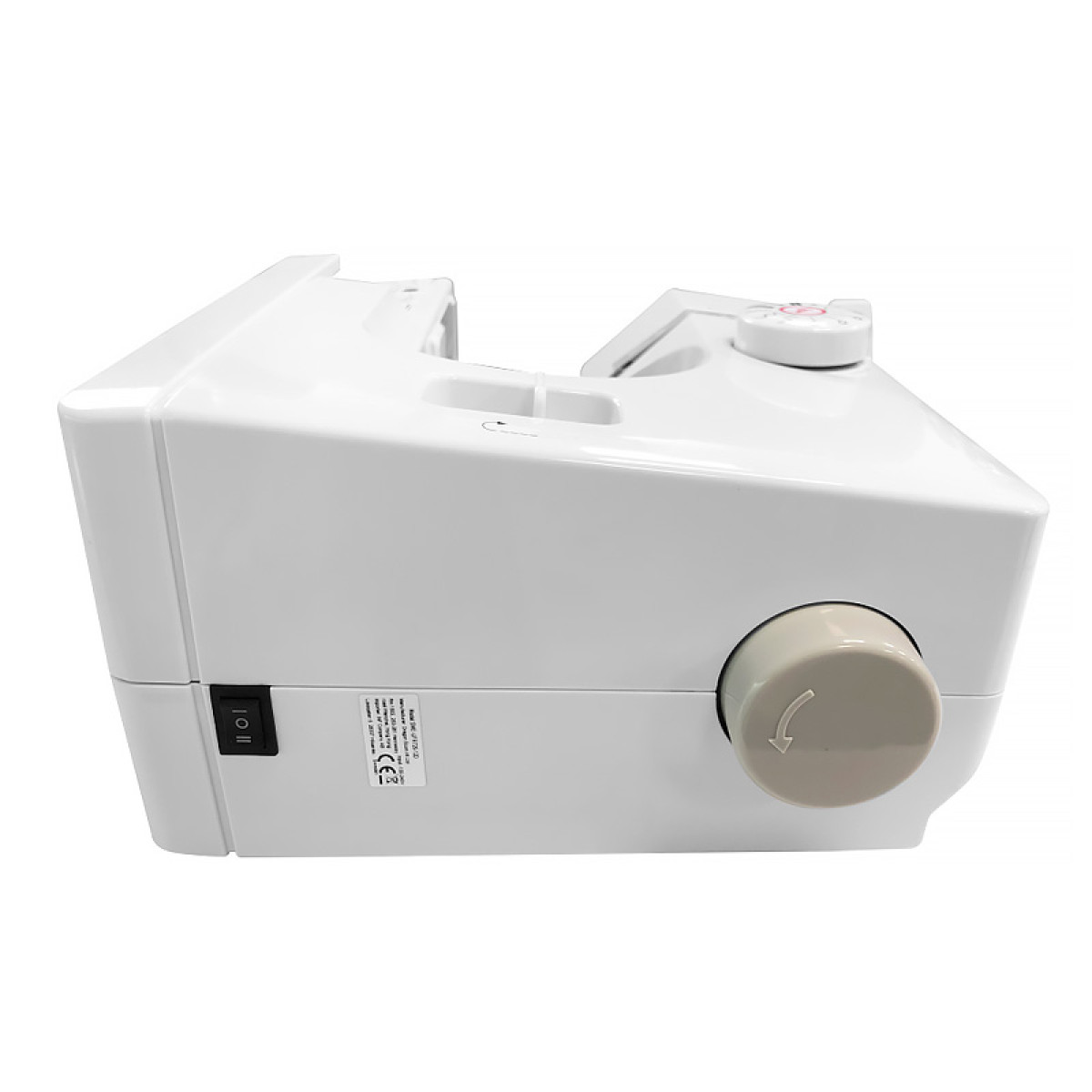 Biały korpus maszyny do szycia z włącznikiem i pokrętłem.