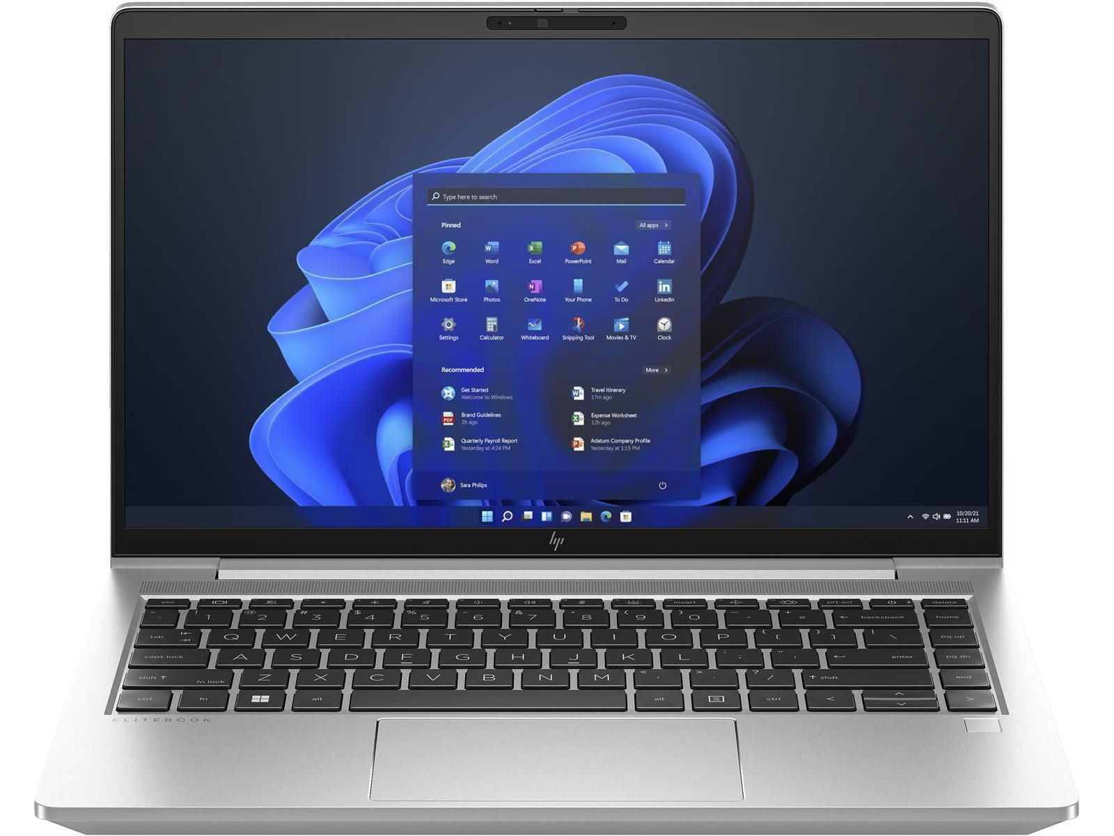 Ein silberner Laptop mit geöffnetem Windows 11 Startmenü und blauer Hintergrundgrafik.