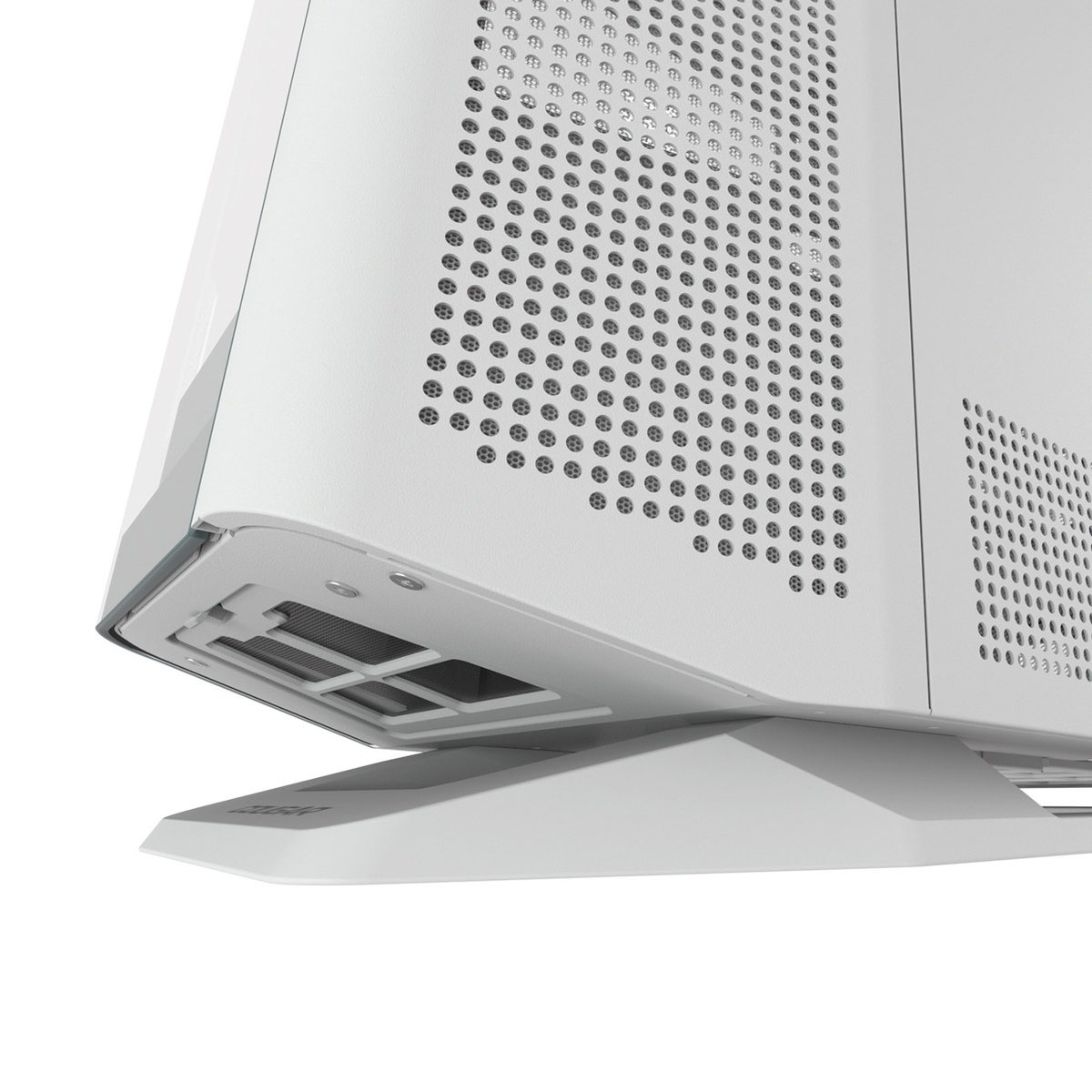 Primer plano de una caja de ordenador blanca con rejillas de ventilación y base.