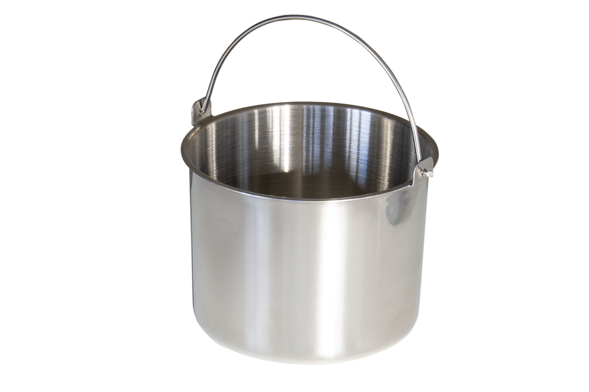 Pusty, srebrny metalowy garnek z uchwytem drucianym, na białym tle.