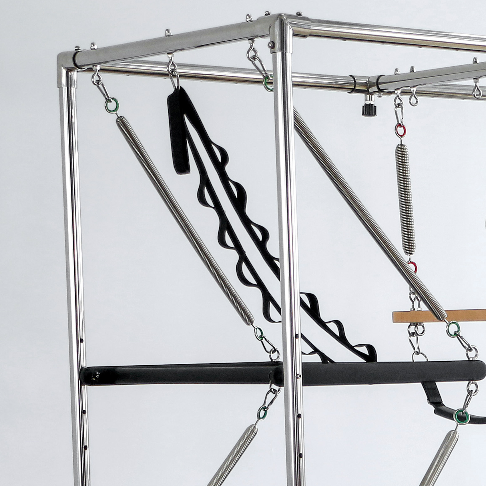 Pilates Reformer mit Metallrahmen, Federn und schwarzen Gurten.