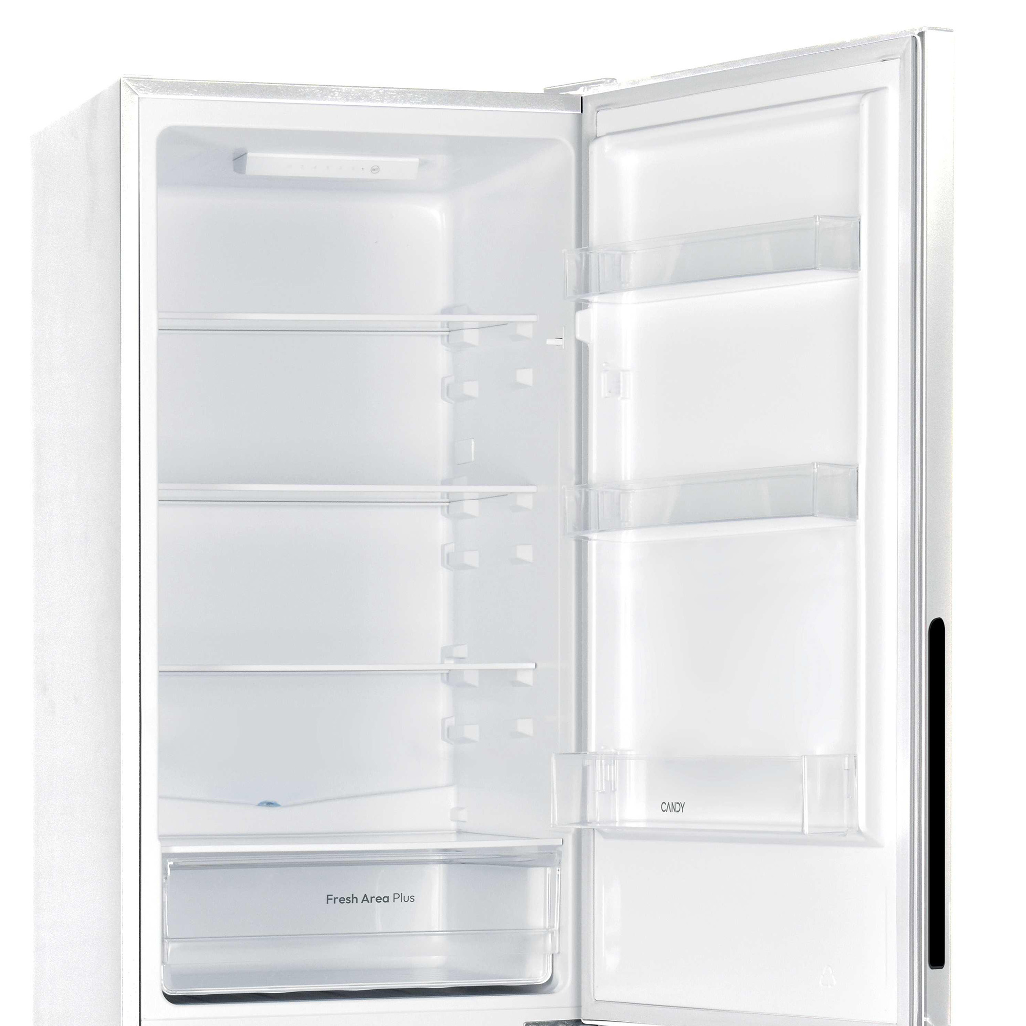 Ein leerer weißer Kühlschrank mit offenen Türen und Regalen.