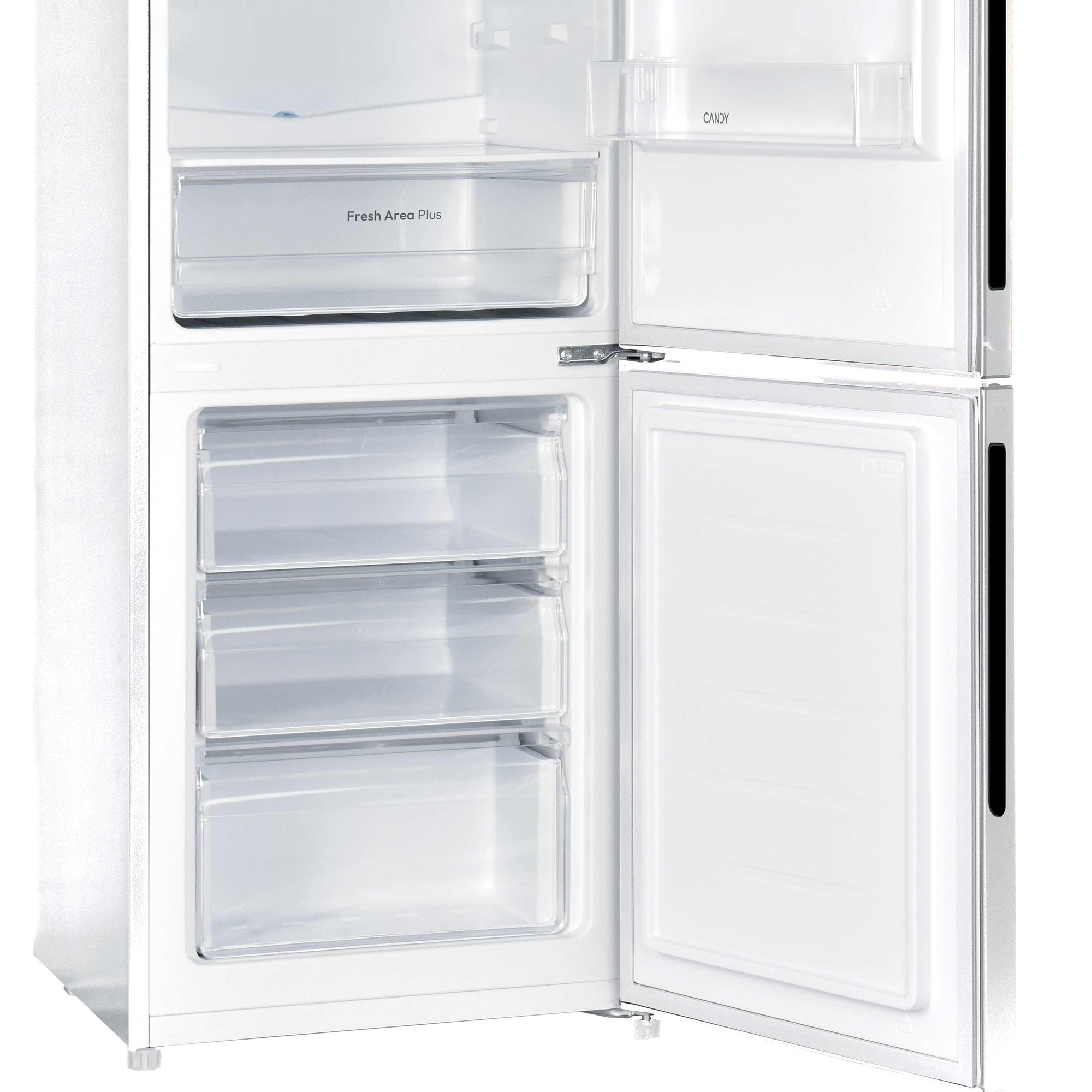 Ein weißer Kühlschrank mit offener Tür, der Schubladen und Regale zeigt.