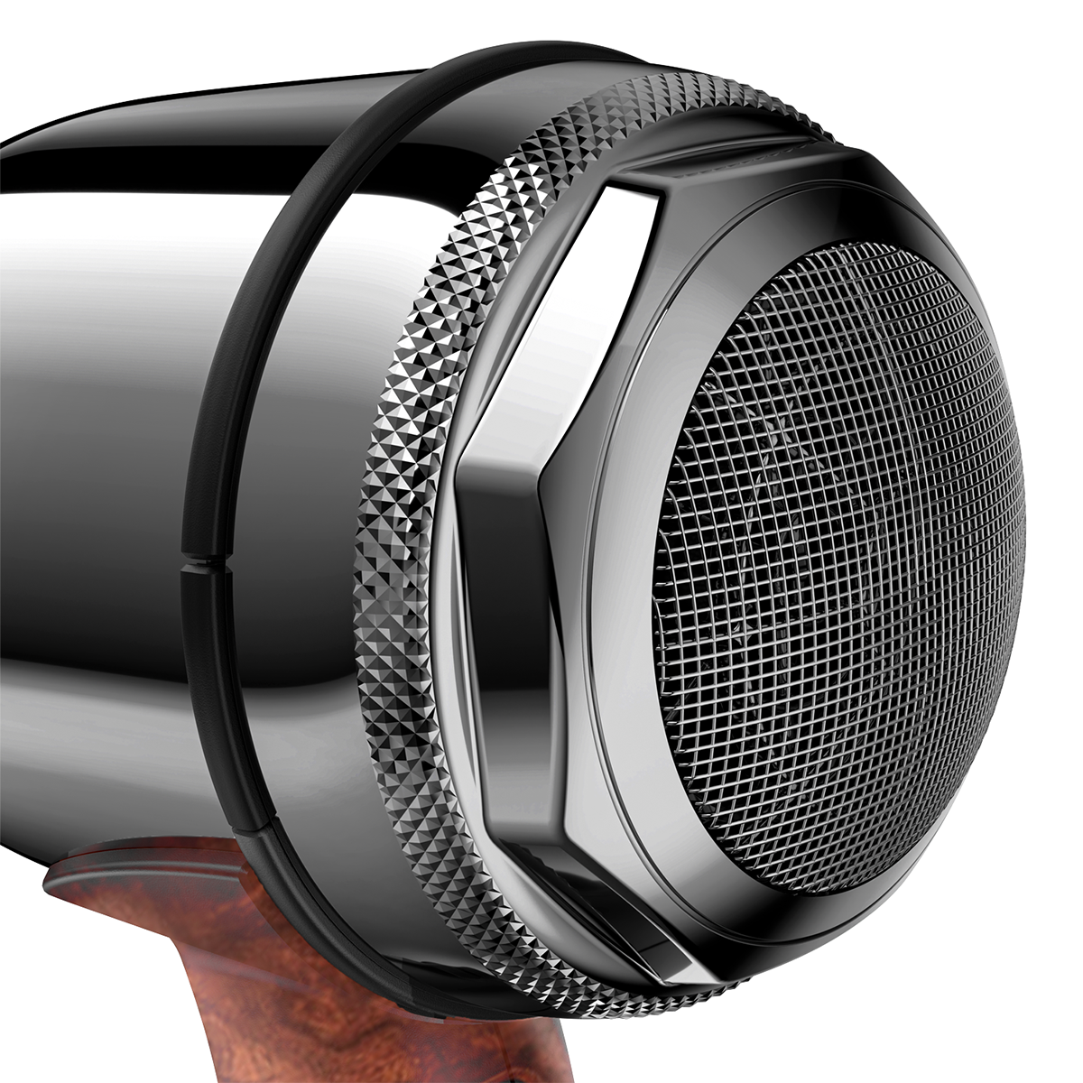 Zbliżenie błyszczącej suszarki do włosów z drewnianym uchwytem, czarnym gumowym pierścieniem i kratką.