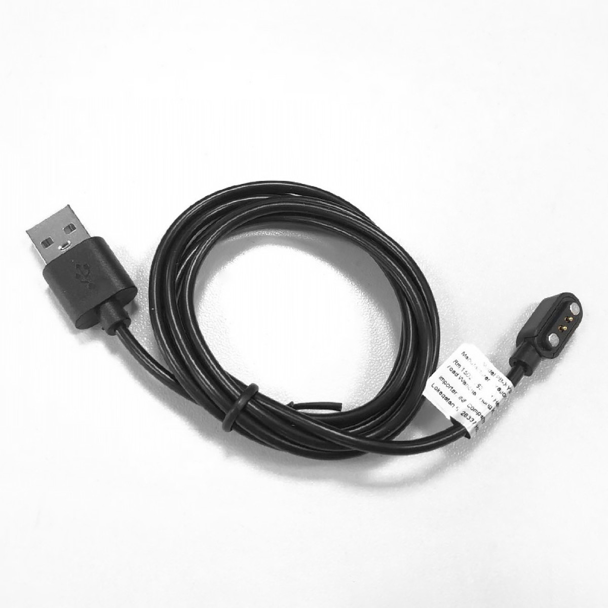 Ein schwarzes USB-Kabel mit einem USB-A-Stecker und einem magnetischen Ladeanschluss.