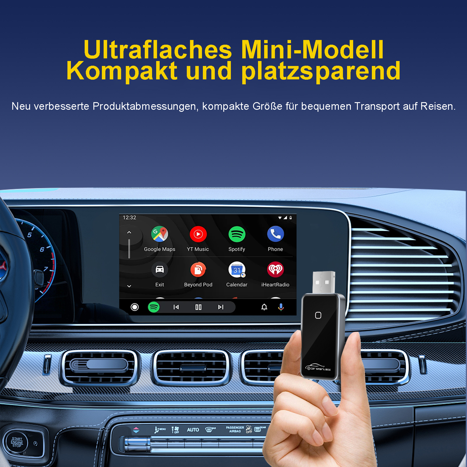 Hand hält kleinen schwarzen USB-Stick vor ein Auto-Infotainmentsystem.