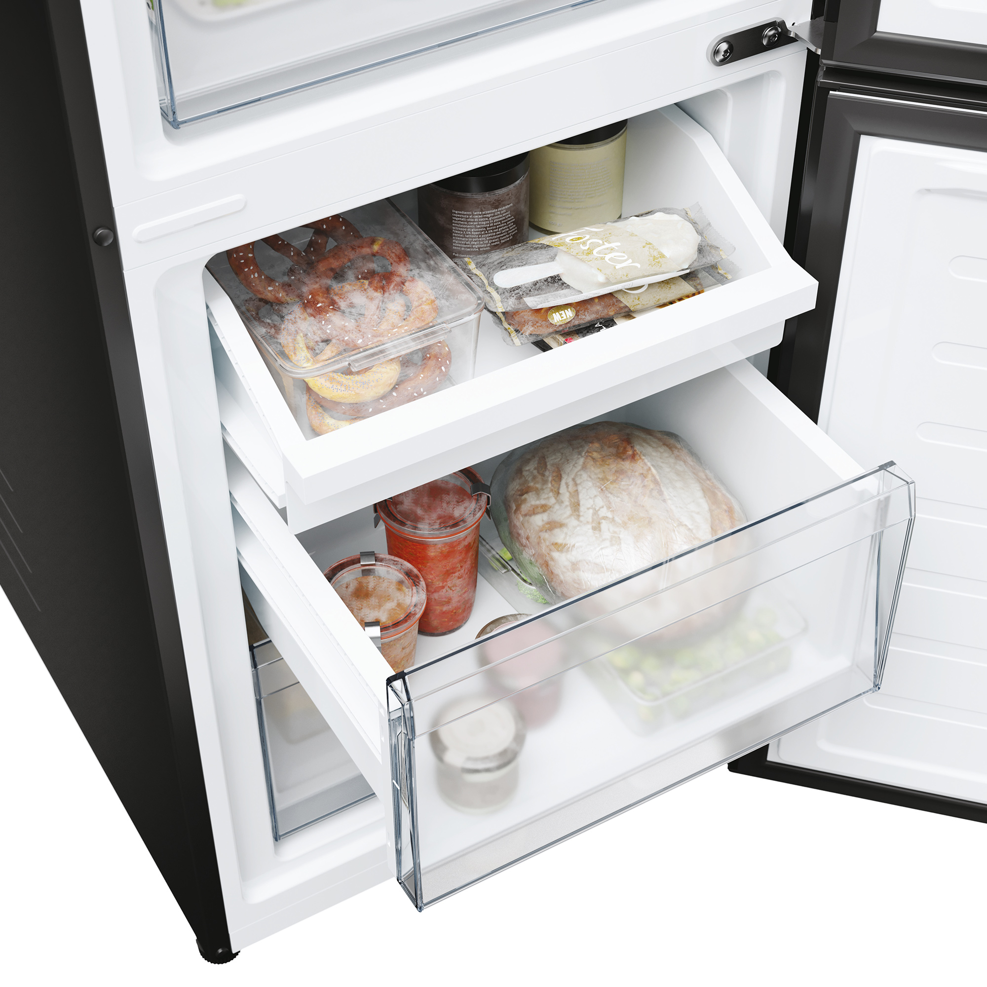 Un refrigerador abierto con pretzels congelados, frascos y pan en los cajones.